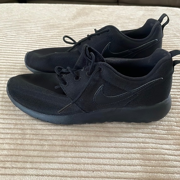 Nike Roche all black youth 5.5 - Picture 1 of 9